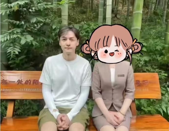 胡歌南山竹海素颜出镜引热议，41岁白发显老态，网友感叹岁月不饶人