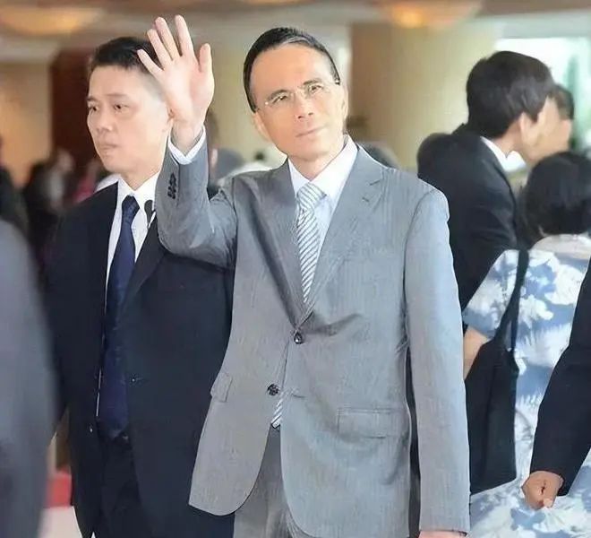 生涯李嘉诚职业成长个人感悟_李嘉诚的职业生涯与个人成长_成功人士李嘉诚的人生目标