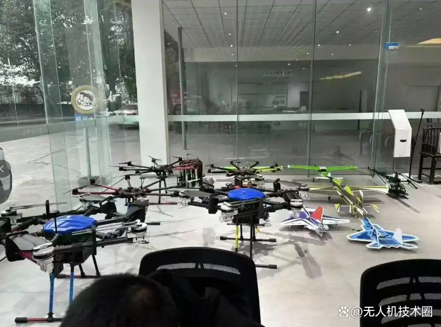 如何利用无人机技术提升表演的震撼效果？_表演用的无人机是什么牌子_表演型无人机价格
