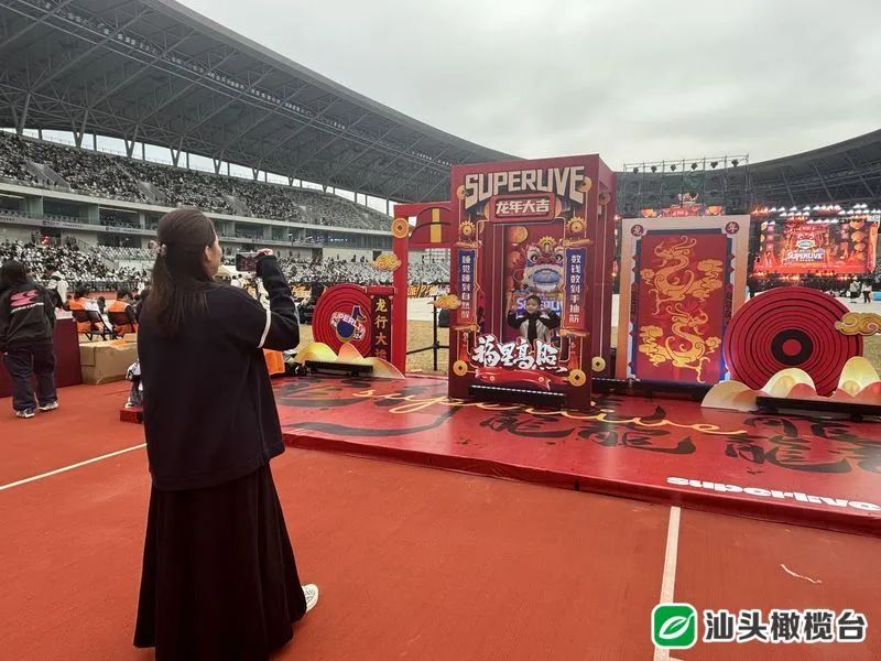 王力宏在音乐节上激情演出，点燃全场氛围_王力宏表演视频_点燃激情传递梦想伴奏