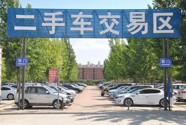 宾利属于豪华_如何在豪华车市场中选择宾利？_宾利等豪车