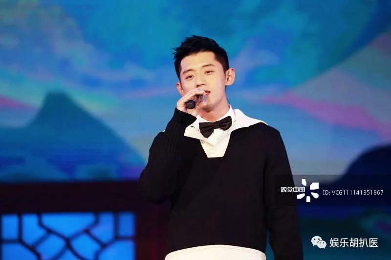 点燃激情传递梦想英文_王力宏表演视频_王力宏在音乐节上激情演出，点燃全场氛围