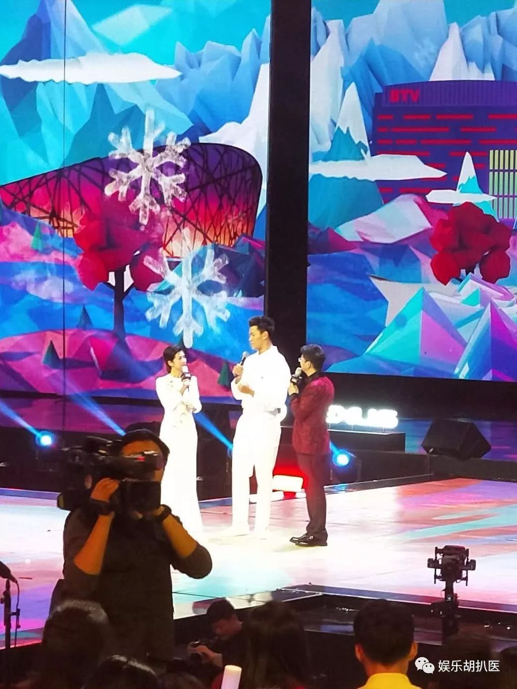 王力宏在音乐节上激情演出，点燃全场氛围_王力宏表演视频_点燃激情传递梦想英文