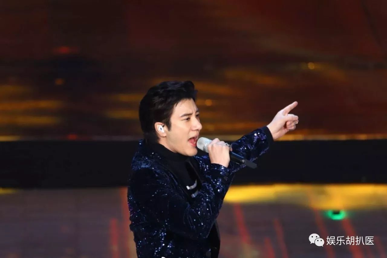 王力宏表演视频_王力宏在音乐节上激情演出，点燃全场氛围_点燃激情传递梦想英文