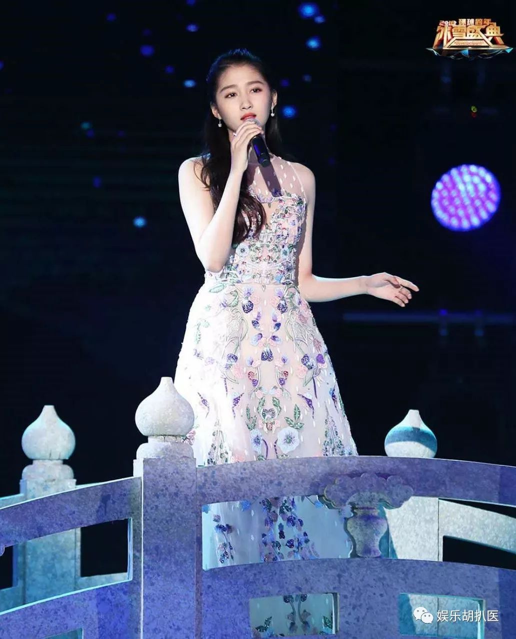 王力宏表演视频_王力宏在音乐节上激情演出，点燃全场氛围_点燃激情传递梦想英文