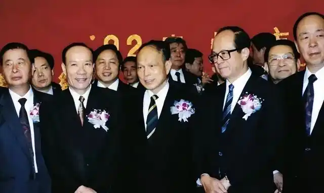 从商界传奇到社会楷模：李嘉诚的影响_李嘉诚的事迹带给我们什么启示_最被认可的李嘉诚传记