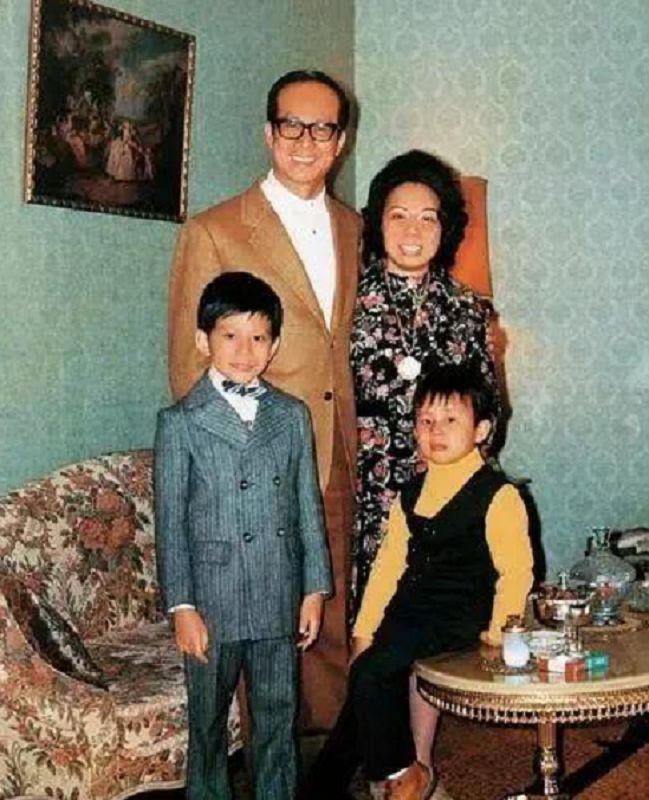 李嘉诚成功秘诀8个字_李嘉诚讲成功的定义_李嘉诚的成功秘诀：坚持与韧性