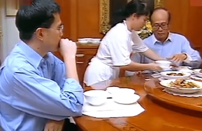 李嘉诚成功秘诀8个字_李嘉诚讲成功的定义_李嘉诚的成功秘诀：坚持与韧性