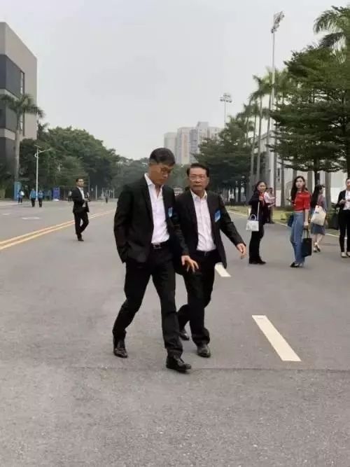 何享健与方洪波的传承故事：民营企业的成长与时代命运的交织